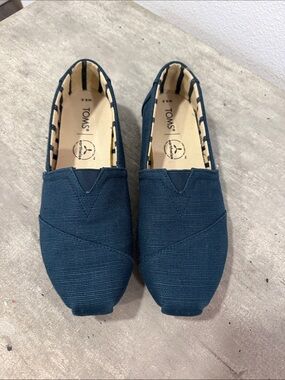 Toms Woman Slip-On Canvas Loafers in Navy Blue